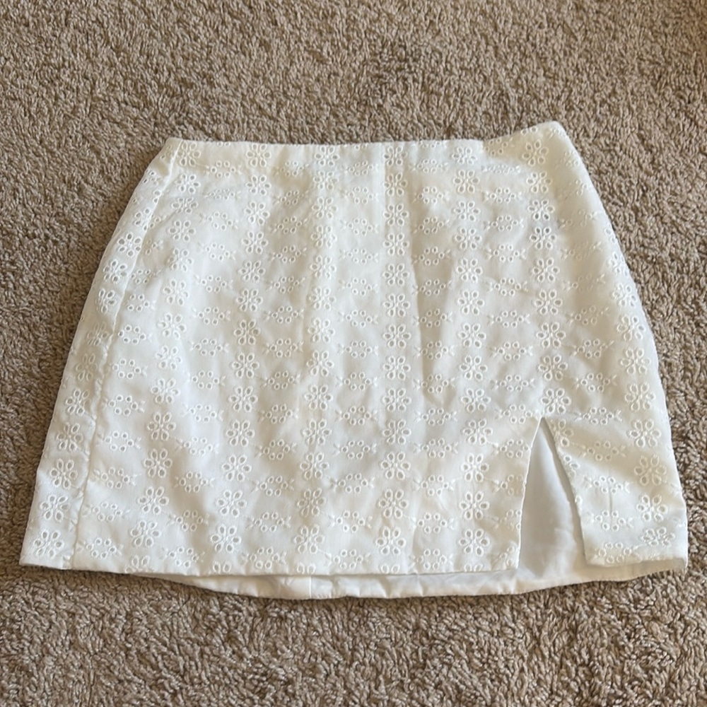 XS/S White eyelet pattern mini skirt with slit